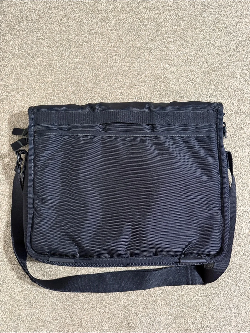 Targus Laptop Bag in Black W/ Shoulder Strap & Handle Magnetic Flaps Padded